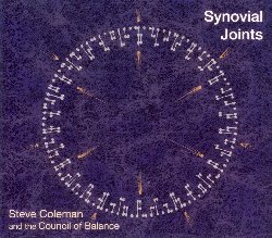 COLEMAN STEVE / COUNCIL OF BALANCE :  SYNOVIAL JOINTS  (PI RECORDINGS)

Il 2014  stato un anno importante per l'alto sassofonista e compositore Steve Coleman. Gi acclamato tra gli appassionati del jazz, ha acquisito un pi ampio riconoscimento grazie a tre prestigiosi nuovi premi a lui attributi: il MacArthur Fellowship, il Guggenheim Fellowship ed il Doris Duke Performing Artist Award. Questi premi arrivano nel momento in cui Coleman  al suo picco creativo dopo una vita dedicata ad incorporare nel suo metodo musicale la cultura della diaspora africana, antiche religioni e filosofie orientali, oltre a modelli e strutture trovate in natura. Synovial Joints  forse il progetto pi ambizioso della trentennale carriera artistica di Coleman come bandleader. L'album  stato composto per la formazione da lui chiamata Council of Balance, nome gi usato in passato per i suoi progetti in grande scala, in particolare per il suo album del 1998 Genesis & the Opening of the Way. Il nuovo album Synovial Joints propone un'orchestra di 21 musicisti, compresi molti che suonano regolarmente nella sua band Five Elements: Jonathan Finlayson (tromba), Anthony Tidd (basso elettrico), Marcus Gilmore (batteria) e Miles Okazaki (chitarra). Principale obiettivo di Synovial Joints  investigare due nuove idee compositive: l'esplorazione di diversi principi di connessione che influiscono sullo scorrere della musica ed il concetto che chiama 'camouflage orchestration', ispirato dalle sonorit della foresta pluviale amazzonica, con cui riserva particolare attenzione a come le sonorit dei diversi strumenti possano essere distribuite in modo da essere percepite in primo piano o sullo sfondo, esattamente come si percepiscono i suoni all'interno della foresta pluviale. Ancora una volta capace di guardare al di l di dove vedono gli altri, con Synovial Joints Steve Coleman continua ad essere all'avanguardia nella ricerca di espandere le possibilit per l'espressione musicale, sempre impegnato a ridefinire il vocabolario ed il vernacolo della musica contemporanea.