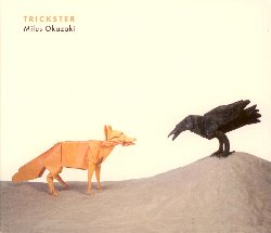 OKAZAKI MILES :  TRICKSTER  (PI RECORDINGS)

Miles Okazaki (chitarra), Craig Taborn (piano), Anthony Tidd (basso), Sean Rickman (batteria). A distanza di cinque anni dal suo ultimo album, il chitarrista Miles Okazaki presenta Trickster, la prima uscita a suo nome per casa Pi Recordings dopo la sua partecipazione ad altri 6 album di casa Pi per gruppi condotti da Steve Coleman, Jonathan Finlayson e Dan Weiss. Noto come membro dei Five Elements di Steve Coleman, con cui suona da otto anni, Okazaki si � costruito una solida reputazione come uno dei pi� avventurosi compositori e chitarristi dell'attuale scena musicale. Tra le tante ispirazioni che hanno suggerito ad Okazaki le musiche di Trickster c'� l'arte giapponese dell'origami: le magiche figure tridimensionali create piegando in una determinata sequenza un foglio quadrato di carta. Come spiega il chitarrista ho sempre creduto nell'idea che lavorare all'interno di un perimetro ben circoscritto aiuti a focalizzare la creativit�, migliorare la tecnica ed infine a permettere una maggior libert� di azione ed espressione rispetto al non avere confini da rispettare. La sfida dell'origami � creare nuove forme da una struttura basilare. Allo stesso modo tutte le composizioni di questo album sono contenute all'interno di semplici forme - 12 o 16 battute in 4/4 o 3/4. Ma tutto questo viene profondamente deviato da varie illusioni ritmiche e 'pieghe' all'interno della stessa forma. I suoi origami a forma di volpe e corvo - che sono due animali 'imbroglioni' (trickster) - sono riprodotti in copertina, mentre il retro della copertina mostra come si presentano i fogli di carta dopo che i modelli sono stati scomposti, rivelando bellissime sequenze geometriche. Le musiche di Trickster incoraggiano ad assumersi dei rischi: ci sono mille trappole da evitare ma navigare all'interno di questi spazi pericolosi apre inedite possibilit� di scoprire suggestivi territori musicali ancora inesplorati.