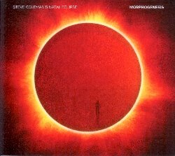 COLEMAN STEVE :  MORPHOGENESIS  (PI RECORDINGS)

Steve Coleman (sax alto); Jonathan Finlayson (tromba); Maria Grand (sax tenore); Rane Moore (clarinetto); Kristin Lee (violino); Jen Shyu (voce); Matt Mitchell (piano); Greg Chudzik (basso); Neeraj Mehta (percussioni). L'alto sassofonista Steve Coleman  ampiamente considerato uno degli artisti pi influenti dell'attuale scena jazz ed  stato recentememte insignito di tre prestigiosi riconoscimenti: il MacArthur Fellowship, il Guggenheim Fellowship ed il Doris Duke Performing Artist Award. E questo avviene proprio quanto Steve Coleman  al suo picco creativo con alle spalle una vita di ricerca sulla diaspora culturale africana ed i suoi innovativi metodi compositivi basati su visualizzazione ed improvvisazione. Morphogenesis  il seguito di Synovial Joints, considerato il miglior album jazz del 2015 dal New York Times e nella top ten delle principali riviste specializzate mondiali: come per quest'album Morphogenesis espande la visione compositiva di Coleman introducendo musicisti pi vicini al circuito classico contemporaneo. Oltre a membri selezionati della sua band di lunga durata, Five Elements, Coleman ha aggiunto alla nuova miscela parti vocali, violino, clarinetto, piano e percussioni classiche. Steve Coleman spesso trae ispirazione per le sue composizioni da elementi estranei al contesto musicale: in questo caso molte delle nuove composizioni riflettono alcune delle mosse del pugilato. L'assenza della batteria rende la musica pi aerea e trasparente senza per sacrificare nemmeno un briciolo dello swing e del ritmo tipici della produzione di Coleman. Un nuovo atteso best seller!