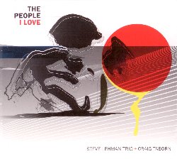 LEHMAN STEVE TRIO WITH TABORN CRAIG :  THE PEOPLE I LOVE  (PI RECORDINGS)

Steve Lehman (sax alto); Craig Taborn (piano); Matt Brewer (contrabbasso); Damion Reid (batteria) con Matt Mitchell (piano, mellotron, prophet-6); Miles Okazaki (chitarre elettriche e acustiche); Patricia Brennan (vibrafono); Kim Cass (contrabbasso, basso); Kate Gentile (batteria e percussioni). Steve Lehman ha costruito la sua carriera creando musica innovativa senza compromessi con il suo sax alto - capace di inedite intensit� emotiva ed articolazione cristallina - in collaborazioni di alto profilo con Vijay Iyer, Jason Moran e Bennie Maupin. A soli 40 anni ha ricevuto grandi riconoscimenti per i suoi lavori come leader, da Travail, Transformation and Flow (2009) all'ultimo Selebeyone del 2017, passando per Mise en Abime del 2014 - disco dell'anno in ben 3 diverse categorie anche nel prestigioso Poll della rivista Musica Jazz. Con il suo nuovo lavoro The People I Love che vede il suo trio arricchito da Craig Taborn al pianoforte, Lehman ritorna alle sue radici jazz  interpretando la sua visione del quartetto jazz. Si � gi� detto molto dell'apprendistato di Steve Lehman con Jackie McLean ed Anthony Braxton: mentre queste figure restano essenziali per aver creato la filigrana su cui si � sviluppato il suo percorso artistico, altri sono stati gli elementi determinanti nella sua formazione come Cedar Walton e Mc Coy Tyner, il quartetto di Braxton con Marilyn Crispell ed i Songbook di Kenny Garrett. Il marchio di fabbrica di Lehman si presenta spesso nella forma di composizioni all'apparenza impossibilmente complesse, ma in The People I Love c'� qualcosa di nuovo: perfino i passaggi pi� intricati dell'album si sciolgono con l'intensit� dell'interpretazione dei musicisti anche se sono gli emozionanti assoli di Lehman e Taborn che rendono memorabili le composizioni. In People I Love Steve Lehman dimostra la sua intima familiarit� con il vocabolario del sax sperimentale - da Eric Dolphy e Anthony Braxton a Arthur Blythe e Evan Parker - integrandola perfettamente nel contesto dell'attuale quartetto jazz. Il risultato � forse il suo album pi� maturo, dove le sue esplorazioni micro-tonali, capaci di combinare in egual misura delicatezza e ferocia, lo conducono in territori molto distanti da quelli praticati dagli altri alto-sassofonisti jazz.