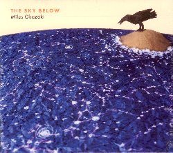 OKAZAKI MILES :  THE SKY BELOW  (PI RECORDINGS)

The Sky Below  il seguito dell'acclamato Trickster del 2017, etichettato dal New York Times come 'tenace futurismo', un album complesso frutto del virtuosismo di Okazaki e dei musicisti coinvolti nel progetto. Per la composizione di The Sky Below Okazaki ha ridotto i brani di Trickster ai loro componenti di base, riassemblandoli come materiale genetico per mantenere una continuit simbolica e sonora. La formazione comprende Okazaki alla chitarra, Anthony Tidd al basso, Sean Rickman alla batteria e con la partecipazione di Matt Mitchell al piano che ricambia l'ospitalit data alla chitarra di Okazaki nel suo ultimo album Phalanx Amassador. Tidd e Rickman, con cui Okazaki ha formato la sezione ritmica dei Five Elements di Steve Coleman, rappresentano la fondazione ritmica della formazione e dimostrano un'abilit straordinaria elaborata in decenni di continuit con la musica astratta. Con la sua struttura narrativa ed il giudizioso uso di Okazaki degli effetti di studio, The Sky Below evoca le spettrali profondit del mare in modo del tutto particolare.