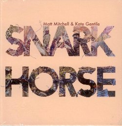 MITCHELL MATT & GENTILE KATE :  SNARK HORSE  (PI RECORDINGS)

Edizione limitata di 500 copie. Snark Horse  una collezione di composizioni del pianista e compositore Matt Mitchell insieme alla batterista e compositrice Kate Gentile - presentata in un audace cofanetto di 6 cd - nata per incitare all'improvvisazione inventiva e multidirezionale. Snark Horse  anche il nome di un gruppo di musicisti in continua trasformazione che hanno interpretato queste musiche in diverse combinazioni a partire dal 2013. L'opera di Mitchell e Gentile  caratterizzata dalla loro natura esigente: Snark Horse  il risultato del loro esperimento di comporre una singola battuta per ciascuno al giorno, un cambiamento rispetto alla composizione dei brani micro-dettagliati per cui sono noti entrambi. L'esperimento si  concluso con la realizzazione di circa 70 composizioni che, a dispetto della propria brevit, sono cariche di informazioni musicali, riempite di ritmi bizzarri e stratificazioni contrappuntistiche. Essendo la musica annotata per pianoforte, senza specifiche per altri strumenti, qualsiasi altro strumento pu partecipare ed a ciascun musicista  data la libert di decidere in che parte del brano manifestarsi. Snake Horse  l'apoteosi della ricerca di Mitchell e Gentile di creare un ambiente espansivo che possa incoraggiare improvvisazioni rischiose: le composizioni creano un universo creativo che permette ai musicisti di esibire le proprie specifiche caratteristiche.