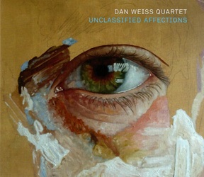 WEISS DAN :  UNCLASSIFIED AFFECTIONS  (PI RECORDINGS)

�Unclassified Affections� � l�affascinante nuova uscita del batterista e compositore Dan Weiss con la collaborazione di alcuni dei musicisti pi� accattivanti della scena: Peter Evans alla tromba, Patricia Brennan al vibrafono e Miles Okazaki alla chitarra. La musica presenta un�orchestrazione intrigante, profonde tessiture ritmiche e un�invenzione armonica che sfrutta appieno la sua unica combinazione strumentale. Le composizioni, scritte da Weiss appositamente per questi musicisti, spaziano da momenti profondi e meditativi a picchi intensi e pieni di energia, abitando un mondo di ritmi labirintici e improvvisazioni delicatamente stratificate, dove l�insolita tavolozza musicale contribuisce a creare un universo sonoro ultraterreno. Il titolo �Unclassified Affections� � tratto da un passaggio del romanzo di Virginia Woolf �Gita al faro�: �Non era innamorato, naturalmente; era uno di quegli affetti non classificati come ce ne sono tanti�. Altri titoli delle composizioni sono invece tratti da opere di artisti del calibro di Charles Dickens, Herman Melville e George Orwell. In effetti, l�intero disco � fortemente influenzato dal grande amore di Weiss per i romanzi classici, passione che lo ha aiutato a pensare alla composizione in modi diversi, dal flusso di coscienza alla narrazione mirata. Ogni traccia sembra un capitolo di una storia in divenire che si svolge in un regno magico avvolto nel mistero. La musica si irradia da uno spazio profondo e silenzioso, pieno di melodie tenere e inquietanti che esplorano una moltitudine di paesaggi sonori.