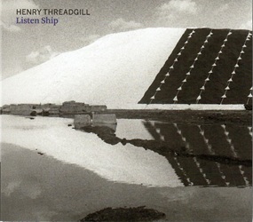 THREADGILL HENRY :  LISTEN SHIP  (PI RECORDINGS)

�Listen Ship� � l�attesissimo nuovo capolavoro del compositore, vincitore del Premio Pulitzer, Henry Threadgill descritto dalla New York Review of Books come �uno dei grandi romantici della musica americana e da sempre un ricercatore del sublime�. Il nuovo lavoro del maestro � una suite per sei chitarre acustiche, suonate da Bill Frisell, Miles Okazaki, Brandon Ross, Gregg Belisle-Chi, Jerome Harris e Stomu Takeishi, e due pianoforti che utilizzano la sintassi intervallare unica di Threadgill, suonati da Maya Keren e Rahul Carlberg. Gli otto strumenti a corda si dilettano nei dettagli della musica con gesti complessi che si intrecciano per dare vita a un vero capolavoro. In �Listen Ship�, Threadgill riprende il concetto di chitarra e pianoforte che aveva esplorato per la prima volta nel suo album del 1994 �Song Out of My Trees�, in particolare nel brano �Over the River Club�: due dei chitarristi di quella sessione, Brandon Ross e Jerome Harris, sono presenti anche nel nuovo disco insieme a una band selezionata personalmente da Threadgill. Secondo Frisell: �Henry ha chiaramente riflettuto molto sulla chitarra e su come le armoniche di diverse chitarre, vibrando insieme, possano creare questo splendido caleidoscopio di suoni�. �Listen Ship� � una suite composta da 16 sezioni distinte caratterizzate da un�orchestrazione precisa che evidenzia tutte le caratteristiche tipiche della musica di Threadgill: forme insolite, timbri inaspettati, contrappunti sfuggenti e ritmi dispari. Sebbene Threadgill non appaia come interprete, � chiaramente il capitano di questa nave: la sua direzione fornisce la base ritmica, conferendo alla suite una sensazione di tempo elastico che si propaga collettivamente attraverso l�ensemble.