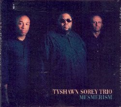 SOREY TYSHAWN :  MESMERISM  (PI RECORDINGS)

Casa Pi Recordings  lieta di pubblicare l'album Mesmerism del batterista e compositore Tyshawn Sorey, un acclamato programma di jazz standards interpretati dal suo swinging trio con il pianista Aaron Diehl (Cecile McLorin Salvant) ed il bassista Matt Brewer (SF Jazz Collective). Originariamente pubblicato nel 2022 dal batterista in una piccola tiratura ora esaurita, l'album  stato accolto con grandissimo entusiasmo dalla critica che, come ha definito il Wall Street Journal, lo considera ben al di l di un esercizio di nostalgia: un album che anticipa le future tendenze. Molto diverso dagli altri suoi album, Mesmerism  un felice ritorno di Sorey alle sue radici musicali: la gioia di improvvisare sulle melodie del Great American Songbook e di alcuni dei suoi compositori preferiti come Bill Evans, Duke Ellington, Horace Silver e Paul Motian. Le interpretazioni mettono a fuoco la bellezza senza tempo delle musiche senza proporre remakes 'innovativi' ma rileggendo le opere con grande intuito ed una ricchezza ed onest che rivelano un profondo rispetto. Un bellissimo ed inaspettato album da uno dei principali esponenti della scena jazz contemporanea.