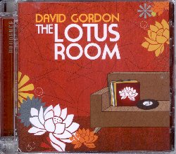 GORDON DAVID :  THE LOTUS ROOM  (PRUDENCE)

David Gordon, apprezzato musicista e compositore, spesso in coppia con il fratello Steve, presenta al pubblico la sua nuova creazione da solista: The Lotus Room, album che trasporta l'ascoltatore nell'atmosfera rilassata e suadente di una calma notte d'estate. In questo album David Gordon propone musica elettronica con sfumature jazz, melodie chill out arricchite da eleganti pennellate downtempo che donano all'affresco un carattere fresco ed innovativo esaltato da percussioni ipnotiche e groove elettronici che si spingono fino alla musica ambient ed al trip hop. Ideale per feste esclusive, come sottofondo per accompagnare la lettura, per rendere ancora pi piacevole il momento dell'aperitivo o anche per fare da colonna sonora ad una sessione di yoga, The Lotus Room  un album che racconta il piacevole trascorrere del tempo con gli amici, ma anche la necessit di raggiungere una profonda consapevolezza interiore. Non resta dunque che mettersi comodi e lasciarsi avvolgere dai sensuali ritmi di David Gordon...