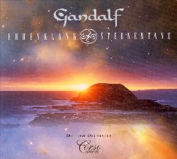 GANDALF :  ERDENKLANG & STERNENTANZ  (PRUDENCE)

Geniale polistrumentista e compositore, Gandalf presenta il suo ultimo album Erdenklang & Sternentanz, forse uno dei pi suggestivi dipinti in musica dedicati alla bellezza della natura che siano mai stati composti. L'universo altro non  se non vibrante energia: questa straordinaria verit comprovata dalla moderna fisica quantistica  stata in realt  svelata migliaia di anni fa dalle antiche rime dei Veda, il testo sacro dell'Induismo. Dopo Platone e Newton furono i filosofi naturali, i matematici e lo scienziato e teologo Giovanni Keplero a scoprire che i principi basilari della musica possono essere applicati al funzionamento del cosmo e che l'essenza del mondo  la stessa della musica, cio l'armonia. In Erdenklang & Sternentanz ('suono della terra & danza delle stelle') Gandalf segue questi pensieri, dando vita ad un commosso tributo alle tante meraviglie dell'universo. Con melodie di rara bellezza e cori emozionanti che interpretano alcuni versi in sanscrito tratti dal Bhagavat Gita (Veda), Erdenklang & Sternentanz  un album davvero capace di far vibrare le corde pi intime del nostro essere.