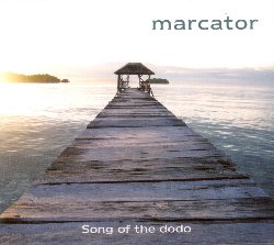 MARCATOR :  SONG OF THE DODO  (PRUDENCE)

Il titolo dell'ultimo album del musicista Marcator, Song of the Dodo, trae ispirazione dall'omonimo libro sui misteri dell'evoluzione e dell'estinzione di certi animali scritto dallo studioso naturalista David Quammen. Il dodo  un uccello che si estinse alcuni secoli fa: cos come il meraviglioso canto di questa creatura, anche la musica di Marcator, nella sua unicit, sembra appartenere ad una razza in via d'estinzione. Con interessanti influenze blues, jazz, folk ed elettroniche la musica di Marcator, impegnato a suonare una grande variet di strumenti a corda tra cui chitarra, dobro, sitar, mandolino e bouzouki, a cui si aggiungono gli ottoni ed i fiati di John McLou oltre all'arpa di Marc Breitfelder,  veramente sorprendente. Song of the Dodo  un album delicato ed intenso che esprime il grande amore del musicista per la natura e tutte le sue creature.