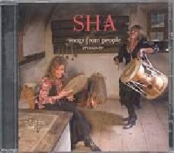 SHA :  SONGS FROM PEOPLE - CROSSOVER  (AQUARIUS)

Dietro al nome lakota Sha (una particolare pietra rossa del Minnesota), si nascondono le cantanti ed insegnanti di percussioni Sabine Bundschu e Margie Sackl. Il rosso  il colore del fuoco, della passione, del cuore e del sole: la carica energetica scatenata dalla musica del duo  pari alla vitalit ed all'intensit che questo colore rappresenta. Songs from People - Crossover contiene alcuni brani della tradizione musicale popolare di vari paesi del mondo, tramandati fino ai nostri giorni per via orale, trascritti dalle musiciste e messi a disposizione del pubblico sui loro rispettivi siti internet (sabinebundschu.de e margiesackl.at). Songs from People - Crossover  un crocevia di culture musicali che invita chi ascolta a prendere parte attiva, cantando e ballando questi ritmi irresistibili.