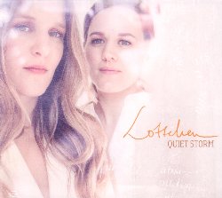 LOTTCHEN :  QUIET STORM  (EDITION COLLAGE)

Duo belga composto dalla cantante Eva Buchman e dalla vibrafonista Sonja Huber, Lottchen ammalia il pubblico con melodiosi affreschi sonori di grande fascino ed originalit. Quiet Storm, secondo album del duo,  caratterizzato dalla perfetta interazione tra voce e vibrafono: come si pu notare nellorecchiabile e ballabile brano di apertura, Aguenta Seu Fulgencio, voce e vibrafono giocano insieme, si rincorrono, si passano il comando, si completano a vicenda, senza mai limitarsi, si dividono prendendo strade autonome per poi ritrovarsi ed unirsi di nuovo, dando vita ad un tutto armonioso ed emozionante. Quiet Storm  un album che non solo invita a ballare e sognare, a meditare e riflettere, ma  capace di trasportare chi ascolta in nuove ed inaspettate atmosfere che nascono dal fortunato sodalizio tra le incantevoli note metalliche del vibrafono di Sonja Huber e la calda voce di Eva Buchman.