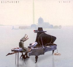 DISTANCES :  VENICE  (EDITION COLLAGE)

Venice  lalbum di debutto del quartetto jazz Distances, formazione fondato nel giugno del 2014 dal bassista di Monaco di Baviera Georg Kolb e dal pianista veneziano Marco Ponchiroli a cui si sono aggiunti il brillante sassofonista lettone Jan Grinbert ed il virtuoso percussionista bulgaro Nevyan Lenkov. Il quartetto sta attualmente preparando un tour primaverile che accompagna luscita dellalbum - con date in Italia, Germania, Lettonia e Polonia - che prevede un programma del tutto speciale: unesclusiva installazione video che affianca immagini suggestive alla musica suonata durante il concerto. Da un punto di vista stilistico i Distances propongono melodie caratterizzate da un forte legame tra sensibilit poetica ed intensit musicale attraverso cui si crea unatmosfera unica dal gusto italiano con improvvisazioni esplosive che scaturisce dalle splendide composizioni di Marco Ponchiroli (tranne due firmate una da Kolb e laltra da Grinbert). Il nome Distances, oltre a sottolineare le diverse nazionalit dei musicisti, serve soprattutto ad indicare delle realt musicali che non conoscono confini di genere: le composizioni di Venice differiscono luno dallaltra per quanto riguarda tempo, carattere ed intensit e spaziano dal minimalismo quasi classico della musica da camera fino a spingersi alla massima complessit strutturale. Venice non vuole solo essere un omaggio alla citt di Ponchiroli, ma  anche una metafora sfaccettata che indica il passaggio storico della Serenissima dallo sfarzo pi glorioso al moderno decadimento. Si tratta, infatti, di un luogo dal fascino indiscutibile ma che, a causa della dipendenza dal turismo di massa, si  trasformato in un museo vivente. Venice tuttavia non racconta la Venezia che tutti conoscono, ma descrive la sua parte pi segreta, quella notturna che prende forma anche grazie alle melodie del mandolino e del violoncello suonate dallospite Eugen Bazijan. A rendere ancora pi prezioso Venice c la sua copertina che ripropone la polarit emotiva della musica nello splendido disegno dello scultore e pittore italiano Romano Abate.