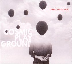 GALL CHRIS :  COSMIC PLAYGROUND  (EDITION COLLAGE)

Il pianista Chris Gall ha la straordinaria capacit di raccontare storie musicali che rimangono a lungo scolpite nella memoria dell'ascoltatore. Alcuni di questi racconti sono caratterizzati da una gelida tragedia, altri da un'allegria contagiosa, a volte sono un po' bizzarri, ma tutti, senza bisogno di usare la parola, sono capaci di trasmettere emozioni ed evocare immagini incredibilmente nitide. Un tale gioco narrativo  molto raro, accade solo nel jazz e questo potrebbe essere il motivo per cui Gall ha deciso di dedicarsi proprio a questo genere. Basta ascoltare Sea Lion Woman, brano tradizionale reso famoso da Nina Simone e dalla canadese Feist, a cui Gall dona una profondit del tutto inedita. Accompagnato dal bassista Henning Sieverts e da suo fratello minore Peter alla batteria, Chris Gall propone il suo terzo album Cosmic Playground, una grandiosa raccolta di 9 colonne sonore di altrettanti meravigliosi film che spontaneamente prenderanno forma nella mente dell'ascoltatore. Certamente il potere narrativo del jazz non  nuovo, molti predecessori di Gall, come il grande Horace Silver, hanno creato delle indimenticabili gemme in questo campo sonoro. In Cosmic Playground Gall utilizza l'esperienza accumulata in formazioni non jazz per spingere la sua musica un po' oltre questo genere. Dopo aver completato la sua formazione al Berklee College di Boston, Chris Gall ha suonato con la band fusion Taalsim, ha collaborato con Chico Cesar e Nils Landgren ed ha accompagnato i Quadro Nuevo nel loro album Tango. Dopo i suoi due precedenti album pubblicati per la serie 'Young German Jazz' dell'etichetta Act, con Cosmic Playground Chris Gall dimostra ancora una volta di avere diritto ad un posto speciale nel panorama del jazz europeo.