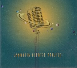 JANNOTTA ROGER & KLENTZE THORSTEN :  JANNOTTA - KLENTZE - PROJECT  (EDITION COLLAGE)

Con Jannotta - Klentze - Project, Roger Jannotta e Thorsten Klentze invitano l'ascoltatore ad intraprendere un toccante viaggio sonoro che ha come fil rouge la loro ventennale amicizia che, nel corso degli anni, � stata immortalata in numerosi progetti e produzioni. Le registrazioni contenute nell'ultimo album di questi due eccellenti interpreti sono, per cos� dire, la cr�me de la cr�me degli anni trascorsi a suonare insieme. Lirico e moderno, il sestetto evoca paesaggi colorati pieni di sorprese, a volte carichi di semplice bellezza ed altre di groove entusiasmanti. Con grande fiuto artistico, i due amici e colleghi hanno messo insieme una band che riunisce alcuni dei migliori artisti provenienti da Monaco di Baviera. Con la sua voce piena, la cantante Natalie Elwood dona ai pezzi sensazioni indimenticabili ed incanta l'ascoltatore con le sue improvvisazioni che sembrano fatte utilizzando strumenti musicali e non la semplice voce. Le note chiare e morbide del flicorno di Mathias Engl e l'avvincente swing della sua tromba interpretano con raffinatezza ogni complessa svolta armonica. Energico e pieno di contagiante groove il basso di Paul Tietze, suonato con disinvoltura onirica e grande ingegno, dona alla musica la base perfetta sulla quale esprimersi. Lo stile poliritmico, carico di emotivit�, del batterista Harald Rueschenbaum, permette al suono della band di fondersi in una dinamica tavolozza di colori. E poi ci sono i veri protagonisti, Roger Jannotta ai fiati e Thorsten Klentze alla chitarra: precisi, ma senza mai dimenticare di lasciare il giusto spazio alla spontaneit� del suono, i due colleghi sono tra loro in grande sintonia. Jannotta - Klentze - Project � un disco piacevole ed intenso che offre all'ascoltatore una vasta gamma di emozioni.