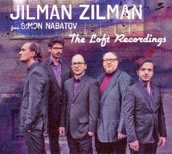 JILMAN ZILMAN feat. NABATOV SIMON :  THE LOFT RECORDINGS  (EDITION COLLAGE)

Nuovo, armonioso, purpureo: con questi aggettivi il leader della formazione Jilman Zilman, Tilman Herpichbohm, descrive The Loft Recordings, il nuovo album della formazione che prende il titolo dai Loft Studios di Colonia dove  stata realizzata la registrazione. Il line-up messo in scena  davvero interessante e comprende Herpichbohm (percussioni), Simon Nabatov (pianoforte, Fender Rhodes, sintetizzatore), Julian Bossert (sax alto), Johannes Ludwig (sax alto) e Peter Christof (contrabbasso). I due sassofoni sono il punto focale della formazione: nei vari pezzi i loro percorsi sonori a volte si incontrano, per poi separarsi nuovamente e proseguire in solitaria. Simon Nabatov  l'ultimo arrivato nel gruppo e, per suggellare come si deve la sua entrata nella formazione, Herpichbohm ha scritto i brani del disco appositamente per lui. Nabatov arricchisce la formazione con una sana ventata di freschezza che deriva dalle nuove possibilit compositive ed improvvisative che la sua presenza nel gruppo implica. The Loft Recordings  un mix energizzante di melodie orientali, klezmer e virtuosismo compositivo in cui l'interazione tra i musicisti  un obbligo, non un'opzione. Tilman Herpichbohm, compositore di 7 dei 9 brani del disco, prende l'ispirazione dalla vita di tutti i giorni: tutto quello che sente e vive influenza il suo lavoro artistico. Non importa da dove arrivi la suggestione, l'unica cosa importante  che scateni in lui una reazione. Questo vale anche per la musica di The Loft Recordings: anch'essa tocca l'ascoltatore, gli trasmette qualcosa, ma non si pu dire a priori cosa, sar lui a scoprirlo dopo l'esperienza dell'ascolto.