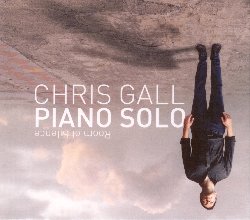 GALL CHRIS :  ROOM OF SILENCE - PIANO SOLO  (EDITION COLLAGE)

Room of Silence - Solo Piano, il nuovo album del pianista Chris Gall,  un invito rivolto all'ascoltatore ad intraprendere un viaggio nella notte, in qualsiasi momento della giornata. Ci si siede, si ascolta, si chiudono gli occhi ed il tempo scorre senza che ce ne accorgiamo. In questo percorso il traghettatore  Gall ed il suo ospite  l'ascoltatore che presto si trasforma anche nel regista del suo personale film. Oltre alle composizioni originali di Gall, suonate dallo stesso utilizzando uno splendido Steinway a coda, in Room of Silence - Solo Piano ci sono anche 4 cover version: It Never Entered My Mind di Richard Rodgers, Julia di John Lennon e Paul McCartney, Estrada Branca di Antonio Carlos Jobim e Hymn to Freedom di Oscar Peterson. Toni morbidi si modulano su suoni nuovi, le fantasie trovano la loro via espressiva, emerge una variet di impressioni inconsuete che nella vita quotidiana si perdono nel rumore stridente e frenetico che ci circonda. Forse  per questo che la 'stanza del silenzio' pensata da Gall  semplicemente un luogo dove  possibile ritirarsi in qualsiasi momento, non importa dove ci si trovi, non importa cosa ci succede intorno, l'importante  rifugiarsi in quell'oasi che la musica crea per noi.