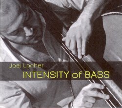 LOCHER JOEL :  INTENSITY OF BASS  (EDITION COLLAGE)

Molti ritengono che i contrabbassisti non siano bandleader e che non siano in grado di creare musica: Joel Locher, contrabbassista svizzero-tedesco di grande talento,  la dimostrazione che non  cos. Locher viene da una famiglia di musicisti, sua madre  una cantante d'opera e suo padre un contrabbassista della Stuttgart Philharmonic, che ha fatto s che si avvicinasse alla musica classica quando era molto giovane. Crescendo per Joel scopre che la sua vera passione  il jazz ed inizia a farsi strada in questo ambito diventando membro di formazioni di successo come quelle di Wawau Adler, Olivia Trummer, Gismo Graf e Frank Kuruk, solo per citarne alcune. Nel primo album a suo nome, Intensity of Bass, Locher propone una serie di sue straordinarie composizioni originali, oltre a pezzi di suoi colleghi come Jermain Landsberger, Wawau Adler e Sandro Roy a cui si aggiunge un'interessante interpretazione di Englishman in New York di Sting. Melodioso, sferico, diverso, funky, moderno, classico e di grande atmosfera: questi aggettivi, a volte tra loro opposti, descrivono bene Intensity of Bass, un disco in cui convivono alcuni brani ridotti all'osso come quello per solo contrabbasso da cui prende il titolo l'intero progetto ed altri che presentano melodie pi complesse con anche coinvolgenti elementi gypsy jazz. Con un lineup che comprende eccellenti musicisti come Pee Wee Ellis (sax tenore), Wawau Adler (chitarra), Sandro Roy (violino), Gismo Graf (chitarra), Frank Eberle (pianoforte),  Guido May (batteria) e molti altri ancora, Intensity of Bass  un album che fa conoscere al pubblico i tanti talenti di un ottimo contrabbassista.