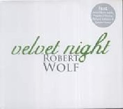 WOLF ROBERT :  VELVET NIGHT  (FINE MUSIC)

Sonorit vellutate per la mezzanotte: il chitarrista di Quadro Nuevo  riuscito a creare un vero capolavoro chiamando a raccolta per la realizzazione di Velvet Night una serie di ospiti di altissimo livello. Insieme alla fisarmonica di Richard Galliano, al sax e clarinetto di Paquito D'Rivera, alla voce angelica di Anna Maria Jopek, la pi famosa vocalista polacca, ai musicisti di Quadro Nuevo e Faro, Robert Wolf tesse un soffice tappeto di sonorit per rendere la notte ancora pi bella. Musica immaginifica ed avvolgente, un ammaliante e sofisticato jazz che ti porta lontano a scoprire splendidi posti nascosti.