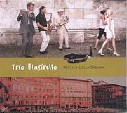 TRIO BLASIRELLO :  MUSICA DELLA STRADA  (FINE MUSIC)

Come i Quadro Nuevo, il Trio Blasirello vive dell'amore per l'Italia ed il Mediterraneo, luoghi e genti cos diverse ma sempre pronte ad accogliere con calore il forestiero: tutte le estati il trio gira il sud dell'Europa e si ferma a suonare nelle piazze delle citt bagnate dal Mediterraneo. Chi si ferma ad ascoltare resta sempre stupito dalla bravura dei musicisti che - abbondantemente ricompensati da un 'bravi!' - grazie ad un rapporto con il pubblico senza intermediari, riescono a selezionare facilmente il repertorio e gli arrangiamenti capaci di suscitare emozioni profonde che poi utilizzeranno nei numerosi concerti della stagione invernale. Con Musica della Strada, il sassofonista Mulo Francel, insieme ai suoi compagni di avventura Philipp Sterzer e Andreas Binder, ci conduce in uno splendido viaggio in bilico tra jazz e canzone italiana dove Roma nun fa la stupida stasera di Trovajoli o il tema de Il Padrino di Nino Rota, vanno a braccetto con standard del calibro di Take Five e Night and Day.