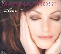 TROST MARINA :  CLOSER  (FINE MUSIC)

Closer, album d'esordio della cantante e compositrice Marina Trost,  un invito a farsi pi vicini, a prendersi il tempo che occorre per immergersi in atmosfere melancoliche, in situazioni delicate e momenti di grande dolcezza che sorprendono anche le anime pi forti. Muovendosi tra jazz, pop e blues, Marina Trost si allontana consapevolmente dalla tradizione degli album vocali di standard jazz per creare uno stile personale ed autentico che sfugge a qualsiasi categorizzazione. Con gli originali inclusi nell'album, cos come con le poche cover attentamente scelte, Marina Trost rivela tutta la sua preziosa poliedricit che, coraggiosamente, ha come punto di riferimento solo s stessa. Con un gruppo di eccellenti musicisti, Marina Trost riesce perfettamente ad affiancare splendide ballate jazz all'improvvisazione ed impetuosi ritmi africani a brani folk-country. L'elemento che unisce tutto questo  la voce, mai scontata o pianificata, piuttosto essenza che nasce nell'istante in cui viene pronunciata, con l'unico scopo di raccontare delle storie. In questo modo in Closer il vissuto si mescola al desiderio ed al sogno, in un unico sguardo che dall'esterno indugia sempre verso l'interno.