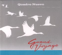 QUADRO NUEVO :  GRAND VOYAGE  (FINE MUSIC)

Virtuosi musicisti austriaci e tedeschi, nonch grandi amanti dell'Italia, i pluripremiati Quadro Nuevo propongono un jazz raffinato con suggestioni multietniche che lo impreziosiscono e lo rendono davvero inimitabile. Grand Voyage, come suggerisce il titolo stesso,  il diario musicale di un lungo viaggio intrapreso dagli interpreti negli scorsi tre anni in occasione dei loro tour. L'ultimo album della formazione Quadro Nuovo  una grande valigia piena di melodie catturate qua e l, ieri come oggi: ogni nota racconta un nuovo incontro e fa conoscere all'ascoltatore l'asprezza della penisona di Crimea, il fascino antico di Londra, un vecchio tango suonato a New York, la pazzia di certi giorni trascorsi ad Istanbul, una lunga notte di veglia in Transilvania e la bellezza mozzafiato di certi segreti giardini della Malesia. Le 18 canzoni che compongono Grand Voyage, tutte registrate in diversi luoghi del mondo, accompagnano l'ascoltatore in un viaggio intorno al globo alla scoperta di sempre nuove emozioni. Un nuovo splendido lavoro che conferma i Quadro Nuevo fra le pi interessanti formazioni jazz europee.