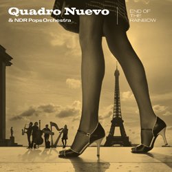 QUADRO NUEVO :  END OF THE RAINBOW  (FINE MUSIC)

Il pluripremiato ensemble Quadro Nuevo e la NDR Pops Orchestra salgono sul tappeto volante per un viaggio fino alla fine dell'arcobaleno. Con la loro variopinta tavolozza i Quadro Nuevo dipingono nuovi paesaggi attraverso vecchi successi, spaziando tra Charles Trenet, Astor Piazzolla, Gino Redi ed i propri splendidi originali, facendoli risplendere di una nuova luce. Il sound della formazione � arricchito dagli arrangiamenti di Enrique Ugarte, che conduce la famosa Orchestra tedesca oltre ad essere il direttore dell'orchestra nazionale basca, anche impegnato in virtuosistici fraseggi con la sua fisarmonica. Con le sue atmosfere sofisticate che spaziano tra jazz, tango e nostalgia, End of the Rainbow � un imperdibile nuovo capolavoro che non mancher� di deliziare il vasto seguito di fedelissimi che li hanno applauditi negli oltre 3000 concerti tenuti dalla band in giro per il mondo, molti dei quali anche in Italia, Paese a cui il quartetto austro-bavarese � profondamente legato. Best seller.