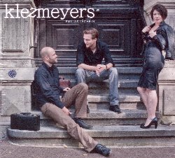 KLEZMEYERS :  EMILIAS LACHELN  (FINE MUSIC)

La clarinettista Franziska Orso, il chitarrista jazz Robert Kessler ed il contrabbasista David Hagen sono il trio Klezmeyers, formazione berlinese che, con la sua musica, unisce oriente ed occidente, abbattendo qualsiasi tipo di barriera. Ciascuno dei tre musicisti ha una sua personale identit musicale che lo contraddistingue dagli altri: sono proprio queste differenze a rendere i Klezmeyers un gruppo originale che suona con passione, intensit e grande entusiasmo. Il nuovo viaggio musicale proposto dal trio, Emilias Lacheln, porta l'ascoltatore dalle sponde della Senna attraverso deserti lontani e paesaggi incontaminati. Attraverso la virtuosistica interazione dei tre strumenti, i musicisti fondono melodie klezmer, flamenco, tango, jazz e ritmi arabi, creando un affresco sonoro che non rinnega le proprie radici tradizionali, ma che non smette mai di stupire con qualche elemento inedito. I tredici brani di Emilias Lacheln, tutti originali degli stessi interpreti, dimostrano che i tre musicisti hanno portano a termine un'impresa molto ardua in cui molte altre klezmer band moderne hanno fallito: togliere quella patina di polvere che spesso offusca la musica della tradizione klezmer/gypsy/balcanica, utilizzando idee e influenze nuove, senza tuttavia trascurare i valori tradizionali, riuscendo a creare un bilanciamento perfetto tra suggestioni passate e presenti.