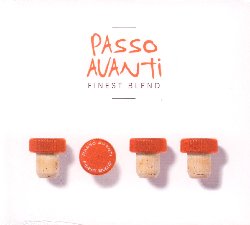 PASSO AVANTI :  FINEST BLEND  (FINE MUSIC)

Quartetto formato da Sergey Didorenko (violino), Alexander von Hagke (clarinetto, flauto), Alex Jung (chitarra) e Eugen Bazijan (violoncello), i Passo Avanti ripensano i parametri musicali classici, creando una miscela divertente e creativa di musica classica e jazz. Con il loro incredibile entusiasmo e virtuosismo, in Finest Blend i Passo Avanti, insieme all'ospite Mario Korunic (violino, viola), infondono nuova vita ad alcuni intramontabili classici, opere che, nell'epoca in cui furono composte, erano straordinariamente moderne. I cosiddetti vecchi maestri, ossia compositori come Johann Sebastian Bach, Johannes Brahms o Giuseppe Verdi, furono in realt dei grandi avanguardisti musicali. Che musica farebbero oggi? Il quartetto Passo Avanti prova a rispondere a questa domanda traducendo alcune celebri opere come Fantasie D-Moll (W. A. Mozart), La Donna  Mobile (G. Verdi), Radetzky-Marsch (J. Strauss padre) ed altre ancora, in una lingua sonora moderna, ricreandole senza falsare il loro spirito originale. Con i loro arrangiamenti i quattro musicisti stravolgono i pezzi rendendoli oggi tanto avanguardistici quanto lo furono nell'epoca in cui furono composti e per la prima volta proposti al pubblico. Finest Blend  un album per niente artificioso, niente  forzato ed al contrario ogni opera  caratterizzata da un'intrinseca naturalezza.