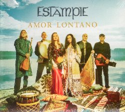 ESTAMPIE :  AMOR LONTANO  (FINE MUSIC)

Estampie  un ensemble che si occupa di musica antica in modo molto originale, con interpretazioni che superano qualsiasi barriera di genere, fondendo insieme culture diverse e tradizioni distanti anche da un punto di vista temporale e dedicata in particolare ad un periodo specifico della storia medievale: lilluminata era multiculturale della Sicilia del XII e XIII secolo. Il nuovo album della formazione, Amor Lontano, propone splendida musica del basso medioevo dei cantori tedeschi Minnesaenger e dei Troubadours francesi, melodie popolari siciliane e suggestive sonorit orientali, queste ultime interpretate da due eccellenti artisti marocchini che sono il musicista di kanun ed oud Aziz Samsaoui e la cantante Iman Kandoussi. Come raccontato dagli stessi musicisti della formazione, Amor Lontano  un album ispirato dallilluminato imperatore tedesco Federico II della dinastia degli Hohenstaufen che fu Re di Sicilia, Duca di Svevia, Re di Germania ed Imperatore del Sacro Romano Impero nel XIII secolo. Carismatico, intelligente, tollerante e straordinariamente moderno, il sovrano che tanto ha lasciato nel sud della nostra penisola era una grande promotore dellarte e per questo nella sua corte venivano spesso ospitati poeti e cantori che lo seguivano anche nei suoi frequenti viaggi. Amor Lontano  un album suggestivo che fa rivivere quellatmosfera poetica, romantica e multiculturale che si respirava alla corte di Federico II.