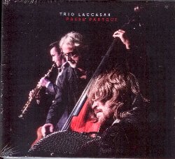 TRIO LACCASAX :  PASSE PARTOUT  (FINE MUSIC)

Il trio Laccasax ossia Andrey Lakisov (sassofono, chitarra), Timofey Sattarov (fisarmonica) e Bernd Gesell (contrabbasso) propone il suo nuovo album Passe Partout, un mix irresistibile di klezmer, melodie balcaniche, ritmi dall'America Latina, waltz francese, sonorit russe e, come se non bastasse, anche un tocco di musica classica. Riprendendo un'espressione utilizzata dal clarinettista tedesco David Orlowsky, il Trio Laccasax descrive la propria musica come 'chamber world music', sottolineando il fatto che la musica non conosce barriere e che al contrario si arricchisce attraverso la differenza. Passe Partout, album dal titolo simbolico che ricorda all'ascoltatore che la musica  libera e va ovunque, propone alcuni originali del trio, tutti composti da Sattarov, oltre ad interessanti arrangiamenti di brani molto noti tra cui Nightclub 1960 di Astor Piazzolla. Ogni traccia ha la sua piccola storia, come ad esempio Aria & Brennero, brano capace di trasportare l'ascoltatore direttamente sul Passo del Brennero, creato come parte di un progetto teatrale in collaborazione con la compagnia italiana Balletto Civile del teatro di Parma. Passe Partout  una sorta di tavolozza sonora, un disco ricco di suggestioni e colori che raccontano alcune delle tante tradizioni musicali del nostro pianeta.