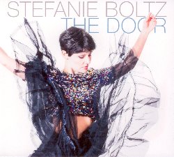 BOLTZ STEFANIE :  THE DOOR  (FINE MUSIC)

Da oltre 7 anni legata a Sven Faller con cui forma il duo Le Bang Bang, oggi la talentuosa vocalista di Monaco di Baviera Stefanie Boltz, propone The Door, il suo nuovo album di cui  l'assoluta ed unica protagonista. Il disco, composto da 13 originali usciti dalla penna ispirata della Boltz, ha un titolo molto evocativo che non  stato scelto a caso: il tema centrale del progetto sono le tante porte che una persona apre nel corso della propria vita, a volte con curiosit ed altre timidamente, con qualche preoccupazione o serenamente, porte che a volte assomigliano a dei vasi di Pandora che si vorrebbe chiudere il pi presto possibile o che possono anche offrire la fortunata prospettiva di nuovi ed inattesi orizzonti. In The Door lo stile vocale della cantautrice  aperto ed abbraccia un'ampia gamma di dinamiche e colori espressivi con cui interpreta le diverse anime dei vari brani: il guitar rock del brano da cui prende il titolo l'intero album, il fascino pop di Adorable Stupid Girls, il blues terreno di Stones Shape, l'acustica toccante di I Grew Up, il misticismo di Answers ed il soul di Naked Pony Ride. Racconta la cantante di Monaco: Le mie influenze musicali e fonti d'ispirazione sono molto versatili. Secondo il tema ed il titolo dell'album, The Door, anche io ho aperto la porta ad un mix fatto di nu country, cantautorato, jazz, sonorit acustiche ed elettroniche. In questo viaggio musicale che supera la canonica distinzione tra i generi per avventurarsi in una splendida giungla musicale, Stefanie Boltz  affiancata da musicisti eccellenti che sono Sven Faller (basso elettrico e acustico, pianoforte, metallofono), Martin Kursawe (chitarre), Tilman Herpichbehm (batteria, percussioni) e dagli ospiti Sebastian Studnitzky alla tromba e Christian Wegscheider alle tastiere.