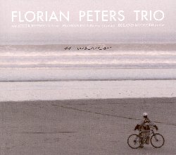 PETERS FLORIAN :  11 WAVES  (FINE MUSIC)

Per un suono perfetto nessun viaggio  troppo lungo. Nel maggio del 2016 il trio di Florian Peters  andato nel rinomato Rainbow Studio di Oslo per registrare il suo secondo album insieme a Jan Erik Kongshaug, uno dei migliori ingegneri del suono al mondo. Il frutto di questa collaborazione  11 Waves, uno splendido disco caratterizzato dalla coraggiosa giustapposizione di una grande variet di stili. Il pianista, compositore ed arrangiatore Florian Peters, che in questa occasione suona un prezioso grand piano Steinway d-274, Roland Duckarm (voce, batteria, percussioni) e Gunther Rissmann (voce, contrabbasso, basso elettrico) offrono al pubblico 11 splendidi brani originali, che, come le onde del mare, trasportano l'ascoltatore a volte dolcemente ed altre in modo pi tormentato, in un viaggio sonoro che non conosce oscillazione in termini di intensit. Ogni traccia  la rappresentazione sonora di un evento di vita inaspettato e non pianificato che conduce l'uomo verso ci che deve attraversare per crescere ed evolvere. Le eleganti composizioni, il cui protagonista assoluto  il pianoforte di Peters, hanno davvero molte sfaccettature: ci sono suggestioni jazz, classiche tonalit folk, melodie da ballata pop ed una moderna scrittura autorale. Anche Duckarm e Rissmann fanno un ottimo lavoro: nonostante la preponderanza del pianoforte, questi due eccellenti musicisti sono comunque capaci di dare risalto ai propri strumenti, arricchendo ogni composizione con il loro personalissimo tocco artistico.