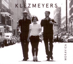 KLEZMEYERS :  MORAVICA  (FINE MUSIC)

Nel suo nuovo album Moravica la formazione dei Klezmeyers, fondata da Franziska Orso circa 20 anni fa, rimane fedele a se stessa, o meglio rimane fedele alla sua costante infedelt nei confronti di qualsiasi convenzione musicale. Moravica  la continuazione del viaggio iniziato con il precedente disco Emilias Lacheln: anche in questo loro nuovo progetto i Klezmeyers non hanno esitato a mettere insieme generi e stili appartenenti a tradizioni musicali diverse. Le melodie di Moravica, album che prende il nome da un fiume che nasce in Romania, sono come le acque dello stesso fiume: mosse, diverse, uniche e fresche. Le composizioni dell'album, tutte firmate dai membri della band, sono state ispirate da luoghi e persone speciali per i musicisti e tutte insieme raccontano la vita, dal suo inizio fino alla sua fine, soffermandosi soprattutto su quello che succede in questo lasso di tempo. Con Franziska Orso al clarinetto, Robert Kessler alla chitarra e David Hagen al basso, Moravica  un invito a concepire la vita come se fosse un viaggio: proprio per questo le sue canzoni, grazie all'utilizzo di elementi musicali appartenenti a klezmer, jazz, blues, flamenco e tradizione brasiliana, ci fanno attraversare idealmente diversi paesi permettendoci di apprezzare le diverse culture e tradizioni.