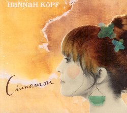 KOPF HANNAH :  CINNAMON  (FINE MUSIC)

Hannah Kopf, cantautrice jazz originaria di Colonia, propone al pubblico il suo nuovo progetto intitolato Cinnamon, disco dai testi intimi con arrangiamenti dal sapore soul, realizzato insieme agli eccellenti musicisti Hanno Busch (chitarra), Nathan Bontrager (violoncello), Denis Gabel (sax tenore), Sebastian Sternal (pianoforte) e Tim Dudek (batteria). Cinnamon  una bella fusione di folk, americana, soul di New Orleans e jazz, tutti generi che ad Hannah vengono cos naturali da sembrare che da bambina non abbia ascoltato altro. Il canto brillante di Hannah, la sua capacit di superare con la voce qualsiasi confine, sono incredibili, come straordinari sono il dinamismo, l'energia e la passione con cui vengono interpretati i 10 brani dell'album di cui Kopf ha scritto i testi. In questo album la cantautrice si  particolarmente concentrata sulla scrittura delle liriche con cui vuole trasmettere emozioni e far riflettere gli ascoltatori. Tra i brani vale la pena ricordare Golden Leaves, splendida ballata ispirata a Joni Mitchell, There When You Need Me, canzone dal ritmo sostenuto caratterizzata dal battito delle mani tipico del soul di New Orleans e dalle melodie swing del pianoforte ed infine Velvet Sky, brano strumentale molto intimo che chiude l'album. Hannah Kopf ha detto di Cinnamon: Per la prima volta sono pienamente felice del mio album. Ogni canzone  perfetta cos com'. Il disco  anche disponibile in versione vinile.