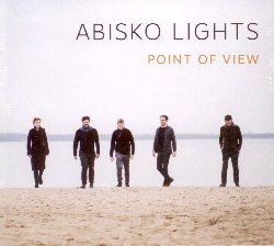 ABISKO LIGHTS :  POINT OF VIEW  (FINE MUSIC)

Cosa succede se 5 musicisti provenienti dalla giovane e dinamica scena musicale berlinese si mettono insieme? Nella migliore delle ipotesi c' la creazione di un universo musicale meraviglioso che seduce l'ascoltatore. Questo  quello che  successo con il quintetto Abisko Lights fondato dal pianista Dirk Flatau: nel loro nuovo album Point of View, i cinque artisti hanno preso il meglio di diversi mondi musicali e lo hanno trasformato in pura poesia jazz. Il nome della band si riferisce ad una piccola citt della Lapponia svedese a nord del Circolo Polare Artico, dove  possibile ammirare l'affascinante spettacolo dell'aurora boreale. I musicisti, e specialmente i musicisti jazz, sono sempre viaggiatori, sia dal punto di vista geografico che artistico. In Point of View le impressioni personali di Dirk Flatau si trasformano in un road movie musicale con paesaggi sonori letteralmente transfrontalieri che traggono ispirazione da momenti magici come una notte trascorsa nel deserto, ma anche da situazioni pi semplici come un'interminabile chiacchierata al bar con un conoscente. Il processo di creazione dell'album  stato molto lungo ed accurato: Prima di andare in studio, abbiamo suonato i pezzi cos spesso da avere interiorizzato la musica e da aver trovato lo stato d'animo giusto e l'energia necessaria per tutto dice Flatau. Ascoltando Point of View si ha l'impressione di trovarsi davanti ad una colonna sonora di un film o ad una miniatura di Erik Satie. Ciascuno dei musicisti ha il permesso di aprire nuovi paesaggi sonori, muovendosi senza sforzo tra composizione ed improvvisazione. Pezzo dopo pezzo si crea musica ammaliante che non deve farsi remore a vantarsi della sua indiscutibile bellezza.