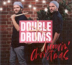 DOUBLE DRUMS :  GROOVIN' CHRISTMAS  (FINE MUSIC)

 molto divertente assistere ad un concerto dei Double Drums, duo di percussioni composto da Alexander Gloeggler e Philipp Jungk. I due colleghi turbinano sul palco con la loro ricca gamma di strumenti che comprende non solo set di tamburi e svariati tipi di percussioni, ma qualsiasi cosa possa suonare, anche utensili da ferramenta come seghe e trapani. Il risultato finale che i due percussionisti ottengono sono coinvolgenti viaggi nel ritmo come nel caso dell'ultimo progetto del duo, Groovin' Christmas. L'idea per il disco  nata da un gioco: Ci piace scherzare sul palco, al soundcheck o durante le prove. Lo scorso inverno, abbiamo suonato usando lattine e pentole e ci siamo imbattuti in Jingle Bells, eravamo in quel periodo dell'anno. E' stato molto divertente, soprattutto perch in un attimo abbiamo cambiato direzione, racconta Jungk. I due musicisti hanno subito pensato ad un disco di Natale fatto con i loro strumenti, un album che fosse davvero unico nel suo genere. Continua Philipp: Natale e percussioni sembra una totale contraddizione. Questo  proprio ci che ci ha convinto ed  l'idea originale alla base del disco. Il fatto che non si trattasse di una contraddizione quanto di un riuscitissimo connubio, lo dimostra Groovin' Christmas, uno splendido percorso percussivo attraverso diversi generi, stili e continenti. Gloeggler e Jungk mostrano quanto ritmo c' nella musica natalizia, ma anche quanta melodia ed emozione possono essere trovate nelle percussioni. Senza dover rinunciare alle amate melodie che sono parte integrante di questo periodo dell'anno, la magia del Natale trova una nuova dimensione musicale. Groovin' Christmas  un disco che prepara al Natale con un ritmo che non  mai esistito prima.