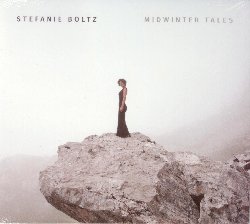 BOLTZ STEFANIE :  MIDWINTER TALES  (FINE MUSIC)

L'inverno ha un'energia molto speciale e la cantautrice tedesca Stefanie Boltz, conosciuta anche al fianco di Sven Faller nel duo Le Bang, ama molto questo periodo dell'anno. La vocalista tedesca  anche un'ispirata narratrice che ama raccontare storie inventate, sentite o quelle che parlano della propria vita. Nelle composizioni originali del suo ultimo progetto, Midwinter Tales, Boltz racconta di un amore che non sopravvive all'inverno, di uno che inizia con il cielo d'aprile, parla del silenzio e della contemplazione, del risveglio dal freddo dell'inverno e, nella rielaborazione di Christmas Card From A Hooker di Tom Waits, di un prigioniero e della sua visione della luce alla fine del tunnel. Al fianco della vocalista ci sono Martin Kursawe, capace di rappresentare con la sua chitarra un ampio spettro di emozioni e Sven Faller che riscalda l'atmosfera con il suo contrabbasso. Come ospiti Boltz ha invitato tre grandi artisti: la violoncellista Fany Kammerlander che arricchisce il disco con interessanti momenti di musica da camera, il percussionista Tilman Herpichboehm che dona all'atmosfera generale un groove dal gusto esotico ed il maestro chitarrista Paulo Morello che contribuisce con uno strabiliante assolo blues. Widwinter Tales si muove tra categorie e clichs, ma non  assolutamente un disco scontato, al contrario brilla per la sua originalit: con spontaneit e profondit, Stefanie Boltz e la sua formazione hanno creato un disco pieno di nuances e dinamismo in cui groove ed intimit, virtuosismo e humor, lingua tedesca ed inglese, trovano il loro giusto posto.