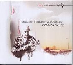 ZOLLER ATTILA :  COMMON CAUSE  (ENJA)

mid-price - A soli quattro anni questo formidabile chitarrista ungherese riceve lezioni di violino dal padre, cinque anni pi tardi studia la tromba e dopo qualche anno passer alla chitarra. In Germania trova la piena affermazione col sassofonista Hans Koller e nel 1959, grazie a Jim Hall e John Lewis, ottiene una borsa di studio alla Lenox School of Jazz. Memorabili le collaborazioni con Chico Hamilton e Herbie Mann, Astrud Gilberto e i suoi mentori maestri della chitarra Jim Hall e Kenny Burrell. Con questa storica incisione con Ron Carter e Joe Chambers, Attila Zoller dimostra di essere un chitarrista dotato di grande sensibilit che ha seguito una strada che  frutto di un'originale fusione tra west coast e free jazz ostentando la pi grande indifferenza nei confronti delle mode e delle innovazioni tecnologiche. La qualit del timbro e la precisione dell'attacco gli conferiscono una espressione lirica e spontanea. Il fraseggio si articola in lunghi disegni melodici in cui spuntano a volte reminiscenze ungheresi e che rivelano un acuto senso dell'armonia, combinando elementi melodici e armonici, riffs, cromatismi e, sul piano ritmico grazie all'interplay con i due grandi gregari americani, una grande maestria nel gioco delle giustapposizioni binarie e ternarie. Un disco consigliato a tutti gli appassionati del jazz nella sua pi autentica accezione e ovviamente agli amanti della chitarra che qui avranno tanto da imparare.