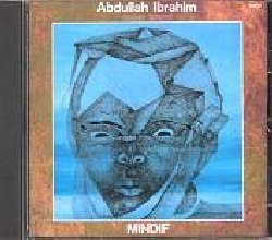 IBRAHIM ABDULLAH :  MINDIF  (ENJA)

mid-price - Sin dalla sua partenza dal Sud Africa nel 1962 Abdullah Ibrahim (noto come Dollar Brand prima della sua conversione all'Islam del 1969) ha maturato un suo proprio stile creando musiche che contengono melodie altamente personali, un uso ipnotico della ripetizione, dinamiche improvvisazioni ed una diversit emozionale che scaturisce da profondi sentimenti di pace e dal suo fervore religioso. Nato a Citt del Capo nel 1934, Abdullah Ibrahim inizi presto a suonare il piano guadagnandosi il nome di 'Dollar' perch pareva sempre girare con alcuni dollari in tasca per acquistare le ultime novit jazz dai marinai americani di passaggio; nel 1962 Ibrahim decise che le condizioni di vita in Sud Africa erano intollerabili ed insieme alla moglie Sathima Bea Benjamin si trasfer a Zurigo dove il caso volle che Duke Ellington lo sentisse suonare restandone talmente coinvolto da sponsorizzare il suo primo album in trio. Ibrahim vive a New York dal 1972 ed il suo pianoforte ha risuonato da solo e con formazioni di tutte le dimensioni fino alla big band anche se la formazione pi frequente  quella di medie dimensioni come per l'album Mindif. Le sua musica riflette le sue esperienze manifestando una gioia ed un ottimismo temperati dal realismo: qualit che possono essere apprezzate anche in Mindif, colonna sonora del film Chocolat di Claire Denis, dedicato all'omonima montagna nel nord del Camerun vicino all'antica citt di Maroua, dove il film  stato girato. L'album, originariamente pubblicato nel 1988, vede il pianoforte ed il flauto di bamb di Abdullah Ibrahim affiancati dal sax soprano e tenore di Ricky Ford, dal flauto e dal sax tenore di Craig Handy, dal trombone di Benny Powell, dal basso di David Williams e dalla batteria di Billy Higgins.