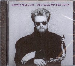 WALLACE BENNIE :  THE TALK OF THE TOWN  (ENJA)

L'approccio unico di Bennie Wallace al sax tenore lo rende uno dei musicisti pi facilmente riconoscibili. Questo album del 1993, intitolato The Talk of the Town, lo vede affiancato dal suo gruppo regolare dell'epoca formato dal chitarrista Jerry Hahn, dal bassista Bill Huntington e dal batterista Alvin Queen. In The Best Things in Life are Free Wallace apre da solo il brano per poi essere affiancato dalla sezione sezione ritmica. In It's the Talk of the Town il musicista rimane pi legato alla melodia originale, con qualche accompagnamento da  parte di Hahn. In Thangs si pu ascoltare una fantasiosa rielaborazione sugli accordi di All Things You Are, che mette in luce Huntington. Picayune e If I Lose You sono due ulteriori prove delle doti di  Wallace come compositore.