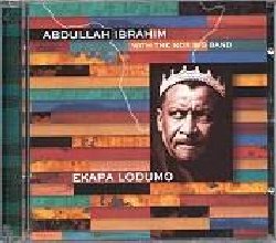 IBRAHIM ABDULLAH :  EKAPA LODUMO  (ENJA)

mid-price - Ad un anno di distanza dal suo ultimo Cape Town Revisited il grande pianista sudafricano torna sulla scena discografica con l'atteso Ekapa Lodumo registrato insieme alla NDR Big Band al Jazz Open Air di Amburgo, che ancora una volta ci fa apprezzare la miscela di improvvisazione jazz, ritmi africani ed influenze arabe che lo hanno reso famoso in tutto il mondo. La rigogliosa bellezza dei paesaggi della sua terra sudafricana sono trasformati in tonalit ipnotiche che ricordano i paesaggi sonori di Duke Ellington: musiche semplici ed originali ma allo stesso tempo intense e meditative che sono perfettamente interpretate dalla Big Band della Radio Nazionale tedesca che fin dal 1968 collabora alla realizzazione di alcune memorabili produzioni del pianista. Gli arrangiamenti sono curati da Steve Gray (che ha lavorato all'arrangiamento di oltre 3000 registrazioni di studio con musicisti di tutti i tipi, da Paul McCartney a Quincy Jones) che ha avuto il duro compito di arrangiare la musica di un compositore con una fortissima personalit, capace di trasmettere sensazioni universali alla sua audience. Nuovo classico e best seller da non perdere. 