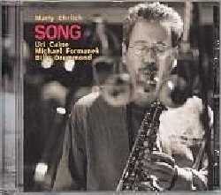 EHRLICH MARTY :  SONG  (ENJA)

mid-price - Registrato in studio al termine di una settimana di concerti sold-out allo Sweet Basil di New York, Song � il nuovo album in quartetto di Marty Ehrlich (il settimo su Enja), il cui sax alto e soprano � accompagnato dal pianoforte di Uri Caine e dalla sezione ritmica formata da Michael Formanek al basso e Billy Drummond alla batteria. A poca distanza dal recente Soujourn per la Tzadik di John Zorn, Ehrlich propone un album maturo e di onorata tradizione jazz dove le composizioni hanno una stretta relazione con la voce e con le parole, pur senza perdere contatto con l'improvvisazione che d� energia e vigore alle registrazioni. Un album che non � semplicemente una raccolta di improvvisazioni e melodie ma un insieme organico cresciuto intorno ad un'idea centrale, Song � il prodotto di un musicista che ha passato decenni accumulando esperienza in tutti i diversi contesti musicali, riuscendo ad aggiungere alla sua abilit� e perizia strumentale i dubbi, le inconsistenze, le filosofie, le melodie, il virtuosismo... tutto ci� che un musicista fuori dall'ordinario pu� avere incontrato in lunghi anni sui palcoscenici di mezzo mondo. A questo quartetto stellare si aggiunge un ospite d'eccezione del calibro di Ray Anderson che innestando il suo trombone in Blue Boye's Blues ci regala alcuni momenti straordinari.