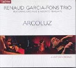 GARCIA-FONS RENAUD :  ARCOLUZ  (ENJA)

Il virtuoso bassista Renaud Garcia-Fons si  sempre contraddistinto per un'infallibile tecnica ed intonazione, nonch per il suo talento compositivo. Utilizza lo strumento sfruttando l'intera gamma di suoni ottenibili, dall'uso dell'arco fino al percussivo 'pizzicato'. Come compositore ha dato prova del suo estro esplorando i suoni del mondo, dall'Andalusia all'America Latina, dall'India al mondo arabo, ma sempre con una matrice prettamente mediterranea che a volte sfocia in alcuni rinvii alla musica di estrazione classica. ArcoLuz  il primo album dal vivo dopo una successione di sei lavori in studio. Al trio che ha caratterizzato il suo precedente album Entremundo il bassista aggiunge due elementi di grande spessore artistico: l'artista di flamenco Kiko Ruiz e il batterista Negrito Trasante, esponente della cultura gypsy. Proprio questa scelta artistica rappresenta il fulcro di un progetto che spazia dall'improvvisazione ai rigorosi temi, sempre con una dimestichezza tecnica ed un inflessibile controllo stilistico. La registrazione risale all'estate 2005 presso la Schloss Elmau in Germania. Al cd audio  allegato un dvd video della durata di 85 minuti con sottotitoli in quattro lingue ed una bonus track: un'ulteriore possibilit per apprezzare le straordinarie caratteristiche dell'artista Garcia-Fons e dei suoi compagni di viaggio.