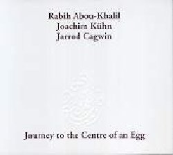 ABOU-KHALIL RABIH :  JOURNEY TO THE CENTRE OF AN EGG  (ENJA)

Fin dalla sua prima apparizione nei primi anni ottanta, il suono di Rabih Abou-Khalil e la sua estetica musicale hanno impresso un segno indelebile nella percezione del mondo jazz e della world music. Nato in Libano nel 1957 e cittadino europeo dal 1978, il multipremiato Abou-Khalil ha sviluppato un personale stile immediatamente identificabile. Scale arabe, temi che si intrecciano come in un labirinto, metrica dispari e virtuosistiche improvvisazioni rappresentano il cuore del suo linguaggio artistico ormai divenuto una parte vitale del connubio jazz-world music. Nel corso degli anni Abou-Khalil ha evoluto il suo linguaggio in differenti contesti, dalla continua collaborazione con musicisti dell'est alla ricerca delle tradizioni musicali di quei luoghi fino all'introduzione del classico quartetto d'archi come riferimento ad una cultura prettamente europea. Una continua ricerca che spazia tra nuove forme di espressione jazzistica e rinvii al folklore puro. Con Journey to the Centre of an Egg, titolo del suo ultimo lavoro, l'artista libanese si dirige verso percorsi nuovi. Tale cambiamento va attribuito, in parte, anche alla collaborazione di Joachim Kuhn, uno dei pi apprezzati pianisti del panorama europeo. La sua improvvisazione aggiunge un tocco quasi contrappuntistico e uno stile pianistico dagli accenti 'funky'. L'unione di due maestri dal background concettualmente divergente crea una vera e propria esplosione di creativit. Perfino l'arrangiamento di quest'album risulta unico: l'oud di Rabih Abou-Khalil e il piano di  Kuhn si combinano magistralmente con la batteria di Jarrod Cagwin, musicista che collabora da tanti anni con la formazione di Khalil e profondo conoscitore della cultura musicale turca, africana e indiana. In quest'ottica il trio inserisce momenti di rigorosa scrittura musicale e allo stesso tempo intrattiene l'ascoltatore attraverso avventurose improvvisazioni dall'elevata capacit tecnica.