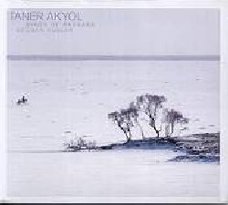 AKYOL TANER :  BIRDS OF PASSAGE  (ENJA)

mid-price - Nato a Bursa in Turchia nel 1977, Taner Akyol  considerato uno dei pi raffinati e ricercati compositori di musica turca contemporanea.  stato il primo ad aver portato il baglama (liuto a sette corde tipico della musica popolare turca) all'attenzione dei compositori europei ed  considerato uno dei pi grandi interpreti internazionali di questo strumento. Per questo suo ultimo lavoro Birds of Passage (Gocmen Kuslar), Taner Akyol ha scritto ed arrangiato dodici pregevoli brani in cui si pu ammirarlo nella sua duplice veste di cantante e compositore a cavallo tra l'Europa ed il medioriente. Nelle sue composizioni, scritte per formazioni che vanno dai due ai sedici elementi, vengono infatti impiegati elementi e strumenti provenienti tanto dalla moderna musica classica occidentale quanto dalla musica tradizionale turca. I testi, molti dei quali di origine anonima, provengono dalla grande ed antica tradizione della poesia turca e tra gli autori spiccano Pir Sultan Abdal, capo derviscio considerato un ribelle contro l'impero di Osman, Koroglu, cantante ed eroe popolare del XVI secolo, e Mevlana, leggendario maestro sufi del XIII secolo.