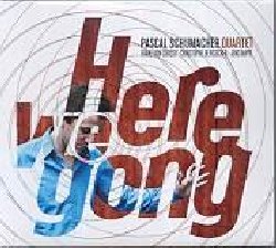 SCHUMACHER PASCAL :  HERE WE GONG  (ENJA)

mid-price - Nel jazz la maggior parte dei vibrafonisti giunge a questo strumento partendo dallo studio della batteria o del pianoforte. Pascal Schumacher ha seguito invece un percorso diverso essendosi formato in percussioni classiche al conservatorio di Strasburgo, la cui classe di percussioni  leggendaria. Anche per questo lo stile di Schumacher si differenzia nettamente dagli altri vibrafonisti jazz. La sua musica  frutto di tessiture complesse con intrecci di melodie, stratificazioni di arrangiamenti, fratture, inversioni, metri irregolari, dinamiche variegate. Come giovane lussemburghese, nel 2009 non vedo alcun senso nel continuare a suonare jazz tradizionale spiega Pascal. All'influenza classica Schumacher preferisce unire quella pi moderna ad esempio del pop-rock di gruppi come Coldplay, Snow Patrol o Travis. Il suo obiettivo  raggiungere questa estetica musicale contemporanea senza l'uso della tecnologia, ma facendo affidamento solo sulle capacit sue e degli altri membri del gruppo. Gi ben noto in Lussemburgo, in Belgio (Django d'Or 2005, Miglior album 2007) e Francia (Primo Premio e Premio del pubblico al Tremplin Jazz di Avignone 2004) per questo suo approccio innovativo, Pascal Schumacher punta ora ad affermarsi a livello internazionale con questo album dal titolo Here We Gong prodotto dalla prestigiosa etichetta tedesca Enja Records.