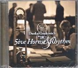 GOYKOVICH DUSKO :  FIVE HORNS & RHYTHM  (ENJA)

Dusko Goykovich  una delle leggende viventi del jazz moderno. L'elenco dei musicisti con cui ha lavorato sembra un 'who is who' della storia del jazz: Benny Bailey, Chet Baker, Kenny Barron, Gary Burton, Kenny Clarke, Miles Davis, Maynard Ferguson, Tommy Flanagan, Stan Getz, Dizzy Gillespie, Dexter Gordon, Johnny Griffin, Slide Hampton, Woody Herman, Thad Jones, Lee Konitz, Albert Mangelsdorff, Gerry Mulligan, Oscar Pettiford, Sonny Rollins, Clark Terry, Lucky Thompson, Mal Waldron, Phil Woods e molti altri. Ancora oggi Dusko Goykovich, alla soglia degli ottanta anni,  costantemente impegnato in un fitto calendario di concerti in molti paesi europei cos come in Giappone e Corea. Per il suo nuovo album Five Horns & Rhythm, Goykovich ha riunito intorno a s un ottetto formato da eccellenti musicisti provenienti da tutto il mondo: Marko Dordevic alla tromba, Adrian Mears al trombone, Fulvio Albano al sax tenore, Xavier Richardeau al sax baritono, Walter Lang piano, Martin Gjakonovski al basso e Douglas Sides alla batteria. Una sorta di incontro al vertice, ma anche una riunione di amici che permette a Goykovich di ripercorrere i vari moemnti della sua carriera e della sua evoluzione stilistica. Il tutto condito da assoli di grandi personalit e geniali arrangiamenti orchestrali. Tra i brani proposti troviamo alcuni standard (ad esempio Unit Seven di Sam Jones o Back At The Shack Chicken di Jay McShann) e brani tratti dalle precedenti produzioni di Goykovich (Soul Connection, Bebop City, Samba Do Mar, Samba Tzigane) che spaziano dal blues al bop, dalle ballads alla samba.