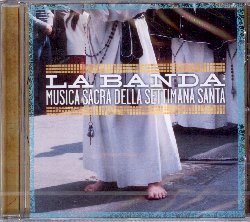 LA BANDA :  MUSICA SACRA DELLA SETTIMANA SANTA  (ENJA)

mid-price - � un vero miracolo essere riusciti a suonare alcune delle musiche della Settimana Santa di Ruvo di Puglia a Parigi, nella splendida cornice della Basilica di St. Denis durante il 40� anniversario del suo festival. Ed � ancor pi� sorprendente aver suscitato l'interesse di Radio France che ha registrato l'intero concerto, consentendo a Matthias Winckelmann ed al suo entusiasmo di produrre questo cd. Un'operazione che documenta una straordinaria tradizione musicale che s'ispira ai riti della Settimana Santa. Tradizione nata e sviluppatasi soprattutto nell'Italia del sud. I compositori protagonisti di questo cd sono tre figure di grande valore artistico: Luigi Cirenei, che dal 1925 con il suo operato e le sue composizioni ha dato slancio ed ha nobilitato il suono della Banda dei Carabinieri; i fratelli Antonio e Alessandro Amenduni, che nelle cosiddette Marce funebri, per il pathos, la profonda e sincera ispirazione, toccano la punta espressiva pi� alta della loro produzione artistica. Oltre ai meriti artistici dei due fratelli ruvesi vorrei ricordare anche il loro operato didattico. In un'epoca segnata infatti da fame, povert� e miseria - siamo nel 1922 - grazie a loro, centinaia di 'figli del popolo' (scrivente compreso), sono entrati nel mondo della musica facendo di essa la principale attivit� della loro vita. Credo che sia decisamente riduttivo chiamare queste composizioni Marce funebri, in quanto spesso ci troviamo di fronte a qualcosa di molto pi� complesso e profondo; certamente sono dei veri e propri gioielli musicali, da salvare e tramandare alle generazioni future come memoria storica di alti valori, non solo musicali ma anche spirituali. In un'epoca cos� travagliata e confusa, scavare nella storia delle pi� autentiche e sentite tradizioni per trovarne l'anima e la bellezza, significa rinforzare le proprie radici e quindi le nostre identit�. (Pino Minafra)