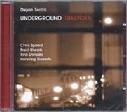 TERZIC DEJAN :  DIASPORA  (ENJA)

mid-price - Uno dei pi premiati e richiesti batteristi della scena jazz europea, Dejan Terzic (Antonio Fara, Dusko Goykovich, Anke Helfrich, Enrico Rava, Nils Wogram, Paolo Fresu, Roy Hargrove, Bireli Lagrene, James Moody, Maria Schneider) presenta per la tedesca Enja il suo nuovo album dal titolo Diaspora. Dejan Terzic appartiene a quella nuova generazione di batteristi jazz che non sono pi solo semplici musicisti, ma catalizzatori musicali e bandleader veri e propri. Nel 1994  stato il fondatore della Sunday Night Orchestra, e cinque anni pi tardi ha dimostrato di essere un bandleader maturo (allaboutjazz.com) quando ha presentato il suo quartetto con George Garzone al sassofono. In quel periodo Dejan ha iniziato ad esplorare le melodie ed i ritmi dei Balcani, trasformando i brani folk tradizionali con sofisticati arrangiamenti jazz. Questa esperienza si riflette nel suo nuovo lavoro Diaspora che lo vede affiancato da Chris Cheek al sax, Brad Shepik alla chitarra, Tino Derado alla fisarmonica e Henning Sieverts al basso.