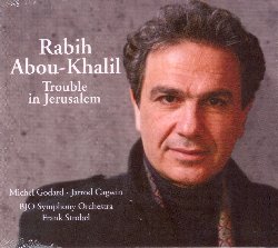 ABOU-KHALIL RABIH :  TROUBLE IN JERUSALEM  (ENJA)

mid-price - Quella di chiamare il compositore libanese Rabih Abou-Khalil  stata la scelta naturale per il canale televisivo tedesco ZDF quando, in collaborazione con il canale Arte e il Museo del Cinema di Monaco di Baviera, ha deciso di commissionare una nuova musica sinfonica per la sonorizzazione del film muto tedesco Nathan il saggio. Il film del 1922  tratto dall'omonimo dramma del 1779 dello scrittore tedesco Gotthold Ephraim Lessing; una parabola che celebra la tolleranza religiosa e che lancia un appello di pace all'umanit. La storia si svolge a Gerusalemme durante la Terza Crociata, nel 1192, e descrive in che modo il saggio mercante ebreo Nathan, l'illuminato sultano Saladino e un inizialmente anonimo templare riescono a colmare il loro divario tra Ebraismo, Islamismo e Cristianesimo. Il fulcro dell'opera  la parabola dell'anello raccontata da Nathan al sultano Saladino. Un anello magico, con la propriet di rendere il possessore gradito agli occhi di Dio e degli uomini, veniva tramandato come cimelio di famiglia dal padre al figlio che egli amava di pi. Quando l'anello giunse in possesso di un uomo che aveva tre figli, amati tutti allo stesso modo, egli lo promise in eredit a tutti e tre. Cercando il modo di mantenere la sua promessa, egli ne fece fare due copie indistinguibili dall'originale e sul letto di morte diede un anello a ciascuno di loro. I fratelli litigarono su chi possedesse il vero anello, tanto da interpellare un saggio giudice che consigli loro di comportarsi come se ognuno avesse quello originale, conducendo una vita che li rendesse graditi agli occhi di Dio e degli uomini senza affidarsi al potere dell'anello. Il produttore cinematografico Wagowski e l'acclamato regista Manfred Noa, seguirono da vicino la trama di Lessing per la loro riproposizione cinematografica. Il film, a seguito dell'ascesa del nazismo fu bandito e tutte le copie furono distrutte. Si pensava dunque che il film fosse andato perduto, ma nel 1996 il Museo del Cinema di Monaco ha ritrovato l'unica copia sopravvissuta negli archivi cinematografici russi a Mosca. La musica composta da Rabih Abou-Khalil su commissione del Museo del Cinema di Monaco viene oggi proposta dall'etichetta Enja in questo suo nuovo lavoro dal titolo Trouble in Jerusalem. La musica  interpretata dallo stesso Khalil all'oud e da alcuni dei suoi collaboratori di vecchia data come il suonatore di tuba Michel Godard e il percussionista americano Jarrod Cagwin, insieme all'orchestra sinfonica BJO e ai suoi solisti (Tobias Feldmann al violino, Sarina Zickgraf alla viola, Sophie Notte al violoncello). La BJO, l'orchestra giovanile nazionale tedesca,  una realt prestigiosa e unica del panorama musicale europeo essendo composta esclusivamente da giovanissimi musicisti sotto i 19 anni. Una vera e propria fucina di talenti per la musica classica europea che si  esibita in Asia, America Latina e anche ai recenti mondiali di calcio in Sud Africa. Con le musiche di questo cd Rabih Abou-Khalil mostra come le sue doti di compositore si siano ulteriormente affinate nel corso degli ultimi anni (lo provano anche le commissioni da parte della BBC Symphony Orchestra, Ensemble Modern e per diversi progetti cinematografici). Evitando stereotipi o soluzioni precostituite, Rabih propone una scrittura musicale originale e ricercata in cui pone una particolare attenzione all'orchestrazione che non risulta mai banale. Le musiche composte da Rabih Abou-Khalil, miscelano con sapienza la tradizione classica europea, in particolare quella tardo-romantica e impressionista, con le sonorit mediorientali. Culture musicali diverse e ben consolidate che sembrano trovare proprio nel compositore libanese una possibilit di dialogo e sintesi.