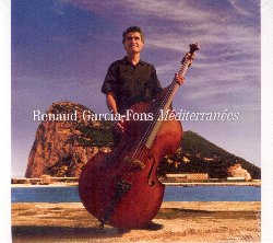 GARCIA-FONS RENAUD :  MEDITERRANEES  (ENJA)

Il progetto di un viaggio musicale  cresciuto lentamente in me e credo che abbia a che fare con le mie radici spagnole e italiane. Il viaggio che intraprendiamo qui inizia dalla punta pi meridionale della Spagna, avanza lungo la costa settentrionale del Mediterraneo, fino a raggiungere il Bosforo, svolta a sud verso il Libano, l'Egitto e poi finisce sul lato nordafricano dello stretto di Gibilterra. Non c' nulla di etnomusicale o turistico in questo viaggio, ma semplicemente il desiderio di essere portato in un percorso appassionante sospinto dalle melodie. La melodia  in ogni caso l'anello di congiunzione di tutti i popoli del Mediterraneo! Ho iniziato ogni composizione con melodie semplici, a volte solenni, ma anche gioiose, ballabili o meditative - ogni volta una nuova possibilit di esplorare un'emozione, un profumo o un'atmosfera. Ad ogni passo un ritmo nuovo, una nuova orchestrazione, bozzetti di immagini, frammenti di vite diverse. Questo viaggio  un'esplorazione del legame che unisce oriente e occidente come l'antico linguaggio Aljamiado (lingua parlata in spagnolo, ma scritta in lingua araba) a cui il primo pezzo  dedicato. Con queste parole lo straordinario contrabbassista Renaud Garcia-Fons descrive il suo nuovo lavoro, Mediterranees, un progetto che getta nuova luce sull'universo musicale di Garcia-Fons, rivolgendosi sempre pi verso le sue radici mediterranee nonostante la sua fama abbia ormai superato i confini europei. Virtuosismo, tecnica impeccabile, ma anche innato gusto melodico e raffinate doti compositive (tutti i brani di questo album portano la sua firma), sono queste le doti che hanno reso Garcia-Fons acclamato da pubblico e critica in tutto il mondo. In questo nuovo lavoro, estremamente ricco e variegato, lo possiamo apprezzare in una cornice nuova, accompagnato da musicisti diversi per origine ed estrazione musicale che si alternano al suo fianco. Tra questi Claire Antonini (liuto barocco, theorbo, tar, zither, bozouki), David Venitucci (fisarmonica), Kiko Ruiz (chitarra flamenco) Adel Shams el-Din (rik, derbouka), Bruno Caillat (zarb, rik, daf), Bruno Sansalone (clarinetti), Henri Tournier (flauto bansuri, basso e ottobasso) e la figlia di Renaud, Solea, che canta nel brano Los Secretos.